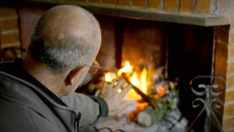 El fuego de una chimenea de leña puede traer problemas para la salud. Bogotá, Colombia. Sortilegio Design Center SAS.