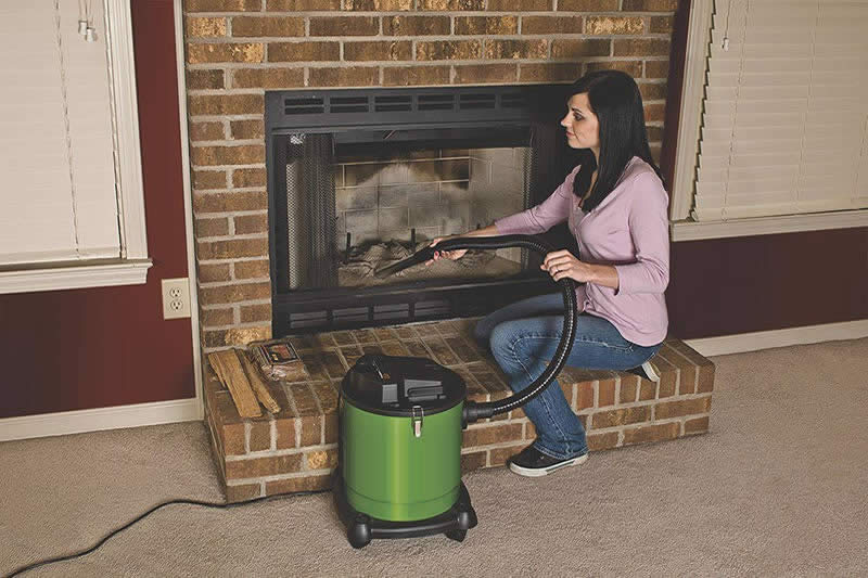 Mantenimiento de una chimenea de leña. Bogotá, Colombia