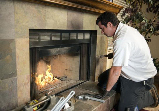 Reparación, mantenimiento, arreglo y servicio técnico de chimeneas a gas natural en Bogotá, Colombia. Sortilegio Design Center SAS.