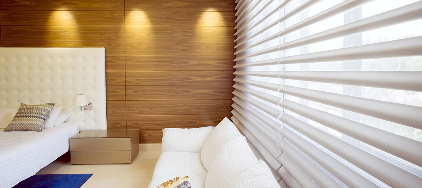 Pueden ser levemente recogidas para controlar tanto el ingreso de luz como la visibilidad al exterior.