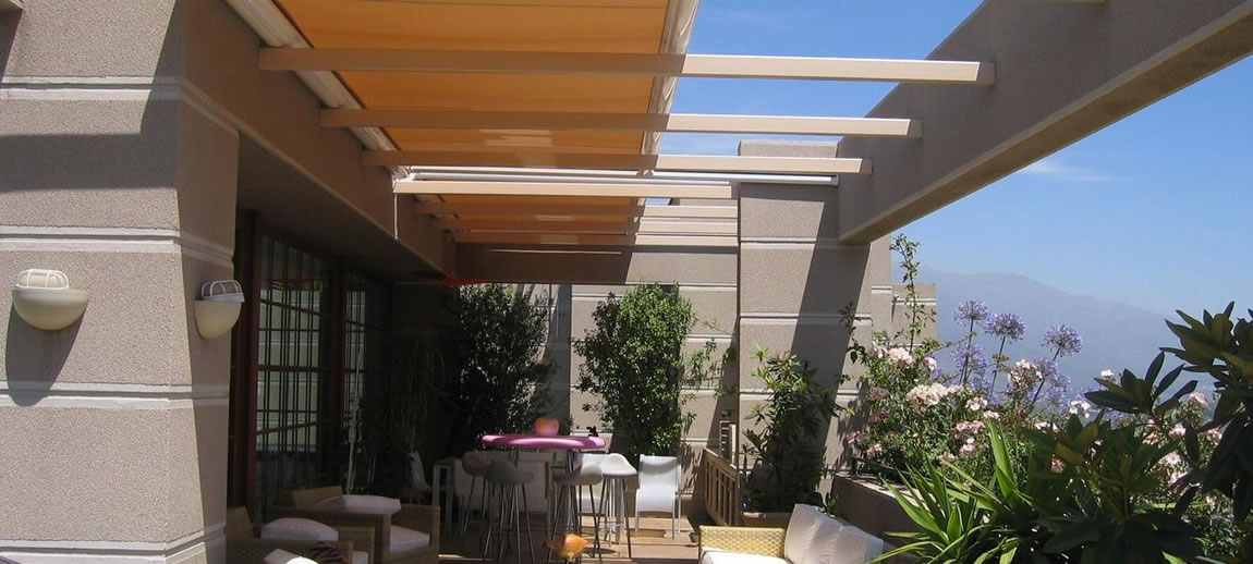 Protegen y extienden tus espacios interiores al exterior, otorgando un perfecto control de luz y sombra.