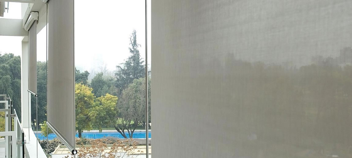 Cuentan con operación manual o motorizada y su sencillo accionamiento en sentido vertical permite controlar los rayos solares.