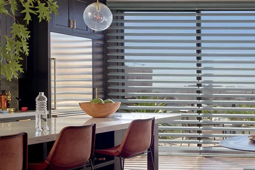 Nuestras cortinas y persianas transforman la luz en su hogar en Bogotá, Colombia. Sortilegio Design Center SAS.