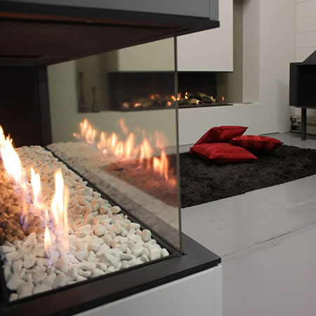 Conveniencia y comodidad de las chimeneas a gas natural en Bogotá, Colombia. Sortilegio Design Center SAS.